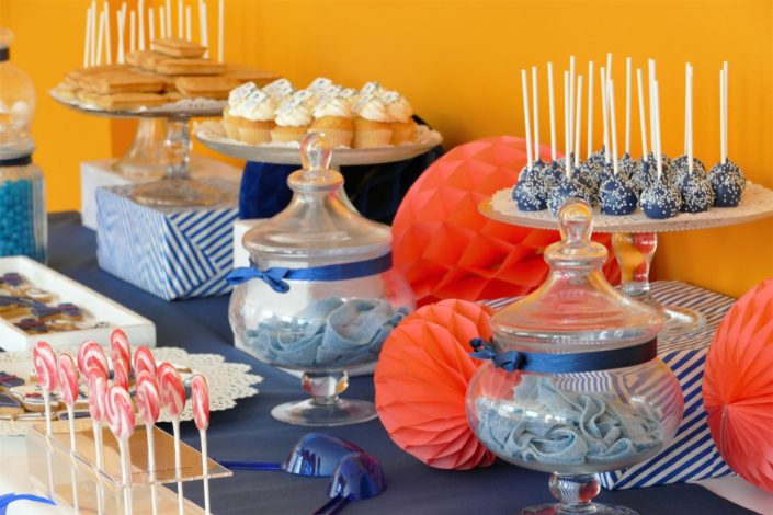 Fête des diplômés chez Babilou par Studio Candy - Sweet table, candy bar bleu, blanc et corail - Sablés décorés diplômes, toge, bonbons, sucettes, cupcakes avec logo, décoration