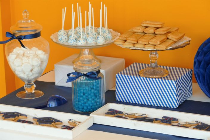 Fête des diplômés chez Babilou par Studio Candy - Sweet table, candy bar bleu, blanc et corail - Sablés décorés diplômes, toge, bonbons, sucettes, cupcakes avec logo, décoration