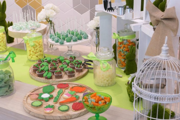 Sweet table - Candy bar - bar a bonbons et patisseries par Studio Candy pour l'Oréal sur le thème développement durable - cupcakes plantes, cake pops verts, sablés décorés personnalisés