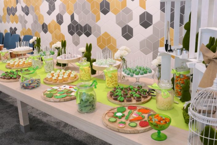 Sweet table - Candy bar - bar a bonbons et patisseries par Studio Candy pour l'Oréal sur le thème développement durable - cupcakes plantes, cake pops verts, sablés décorés personnalisés