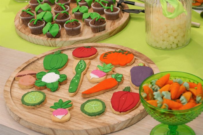 Sweet table - Candy bar - bar a bonbons et patisseries par Studio Candy pour l'Oréal sur le thème développement durable - cupcakes plantes, cake pops verts, sablés décorés personnalisés