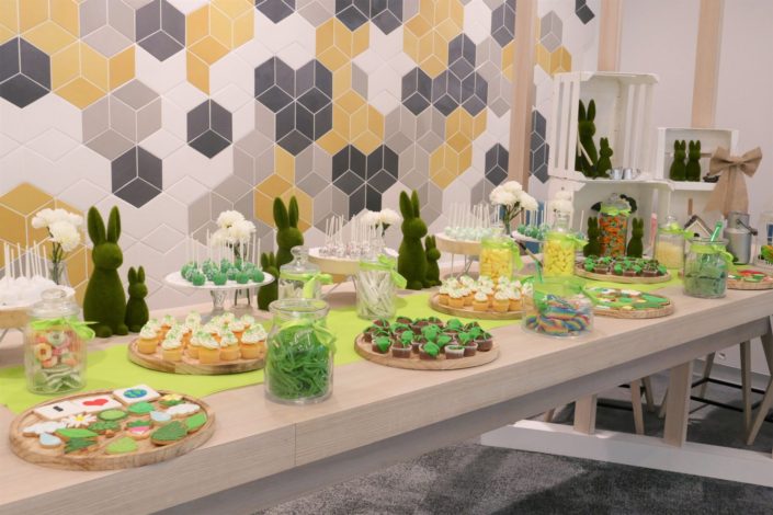 Sweet table - Candy bar - bar a bonbons et patisseries par Studio Candy pour l'Oréal sur le thème développement durable - cupcakes plantes, cake pops verts, sablés décorés personnalisés