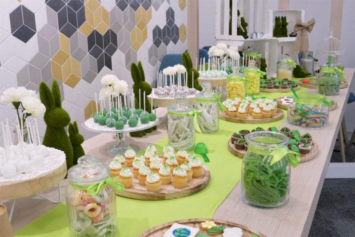 Sweet table - Candy bar - bar a bonbons et patisseries par Studio Candy pour l'Oréal sur le thème développement durable - cupcakes plantes, cake pops verts, sablés décorés personnalisés