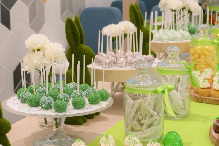 Sweet table - Candy bar - bar a bonbons et patisseries par Studio Candy pour l'Oréal sur le thème développement durable - cupcakes plantes, cake pops verts, sablés décorés personnalisés