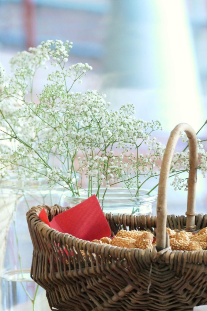 Scénographie pour le lancement de Babybel Bio par Studio Candy - set design, décoration, crackers, gressins, herbes aromatiques, fruits secs, fleurs fraîches