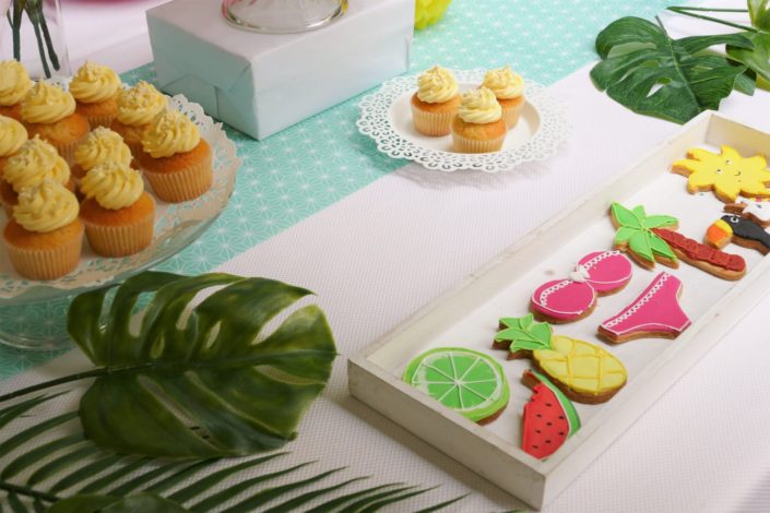 Summer party tropical/ tropicool par Studio Candy chez Estée Lauder - Flamant rose, sablés décorés palmier, toucan, soleil, bikini, bouée licorne, cake pops, cupcakes, ananas, décoration