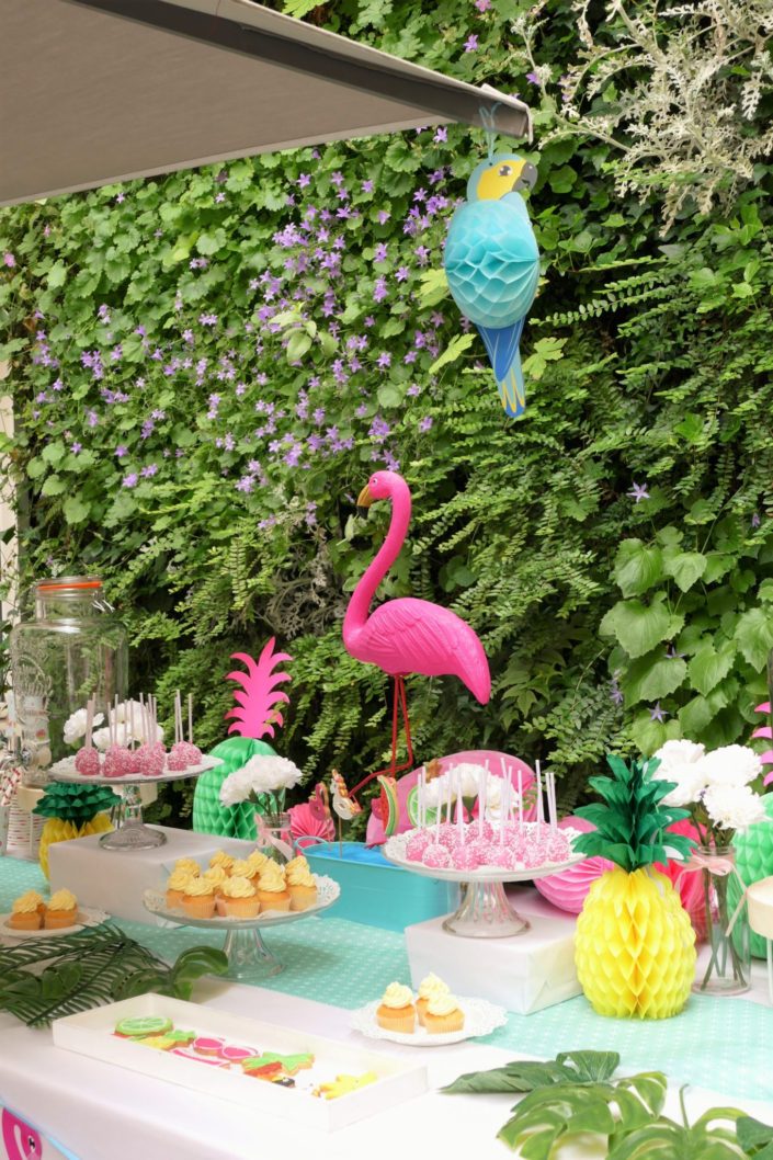 Summer party tropical/ tropicool par Studio Candy chez Estée Lauder - Flamant rose, sablés décorés palmier, toucan, soleil, bikini, bouée licorne, cake pops, cupcakes, ananas, décoration