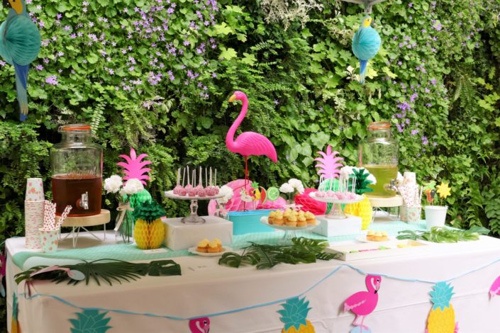 Summer party tropical/ tropicool par Studio Candy chez Estée Lauder - Flamant rose, sablés décorés palmier, toucan, soleil, bikini, bouée licorne, cake pops, cupcakes, ananas, décoration