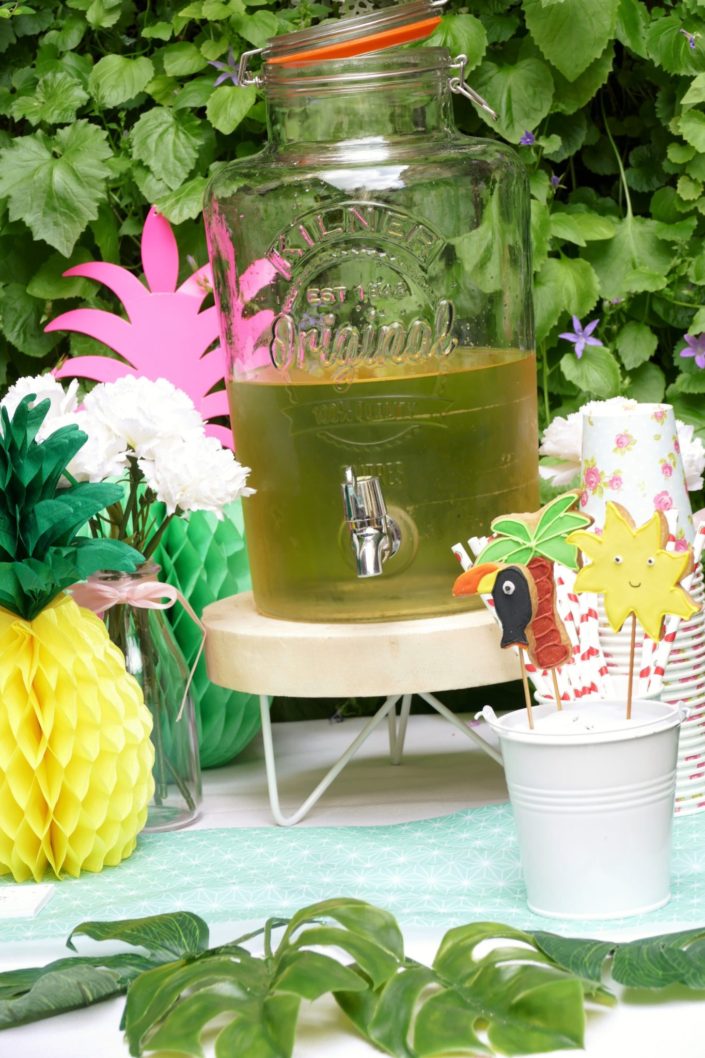 Summer party tropical/ tropicool par Studio Candy chez Estée Lauder - Flamant rose, sablés décorés palmier, toucan, soleil, bikini, bouée licorne, cake pops, cupcakes, ananas, décoration