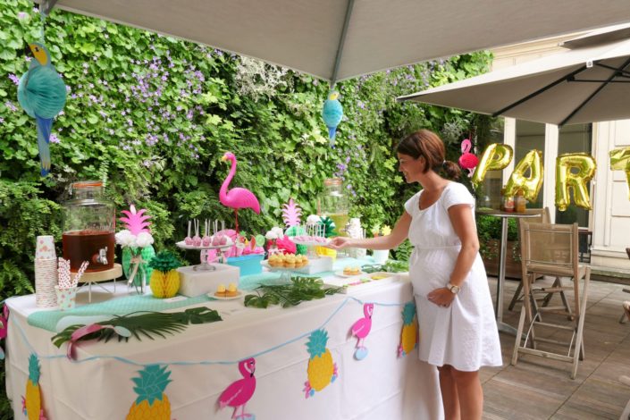 Summer party tropical/ tropicool par Studio Candy chez Estée Lauder - Flamant rose, sablés décorés palmier, toucan, soleil, bikini, bouée licorne, cake pops, cupcakes, ananas, décoration