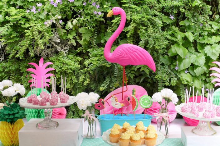 Summer party tropical/ tropicool par Studio Candy chez Estée Lauder - Flamant rose, sablés décorés palmier, toucan, soleil, bikini, bouée licorne, cake pops, cupcakes, ananas, décoration