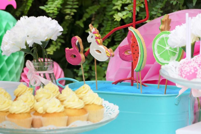 Summer party tropical/ tropicool par Studio Candy chez Estée Lauder - Flamant rose, sablés décorés palmier, toucan, soleil, bikini, bouée licorne, cake pops, cupcakes, ananas, décoration