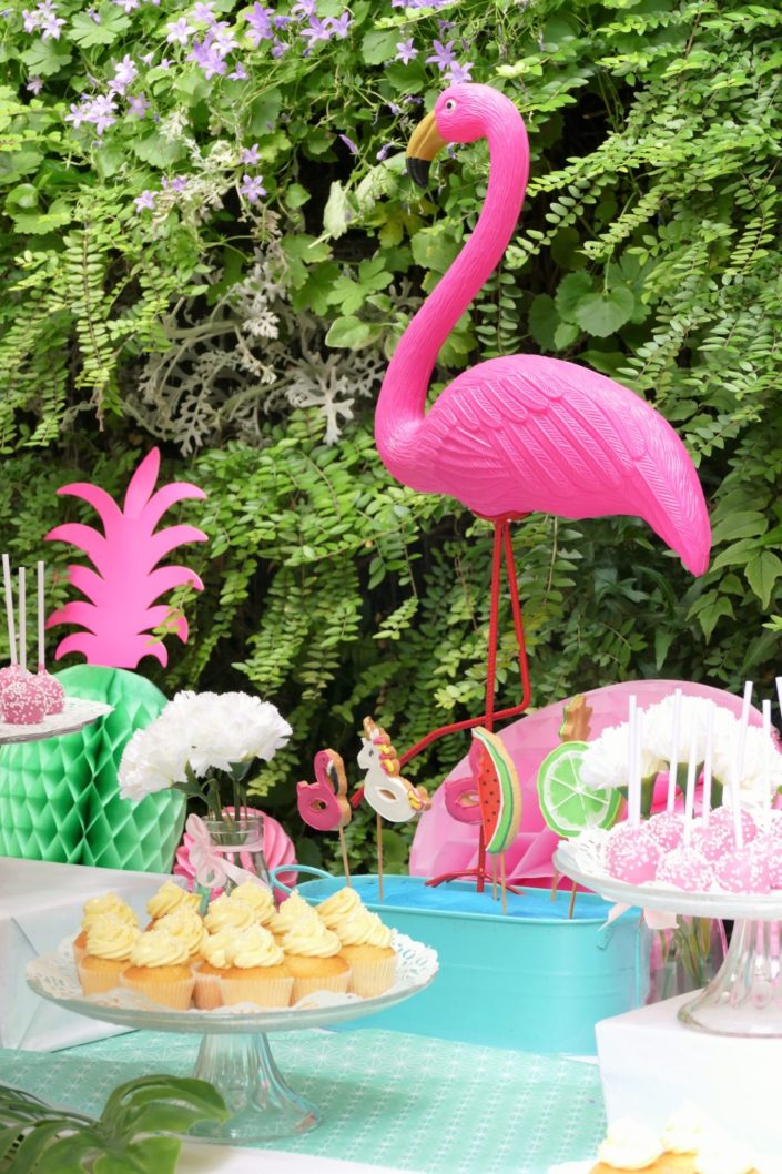 Summer party tropical/ tropicool par Studio Candy chez Estée Lauder - Flamant rose, sablés décorés palmier, toucan, soleil, bikini, bouée licorne, cake pops, cupcakes, ananas, décoration