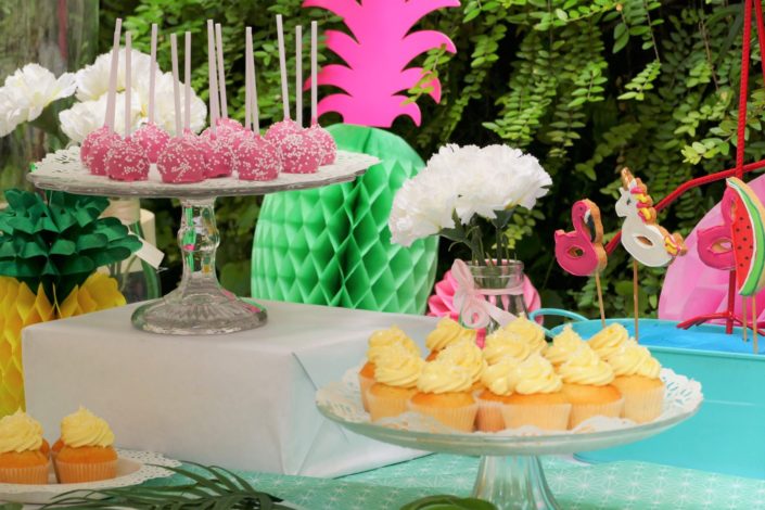 Summer party tropical/ tropicool par Studio Candy chez Estée Lauder - Flamant rose, sablés décorés palmier, toucan, soleil, bikini, bouée licorne, cake pops, cupcakes, ananas, décoration