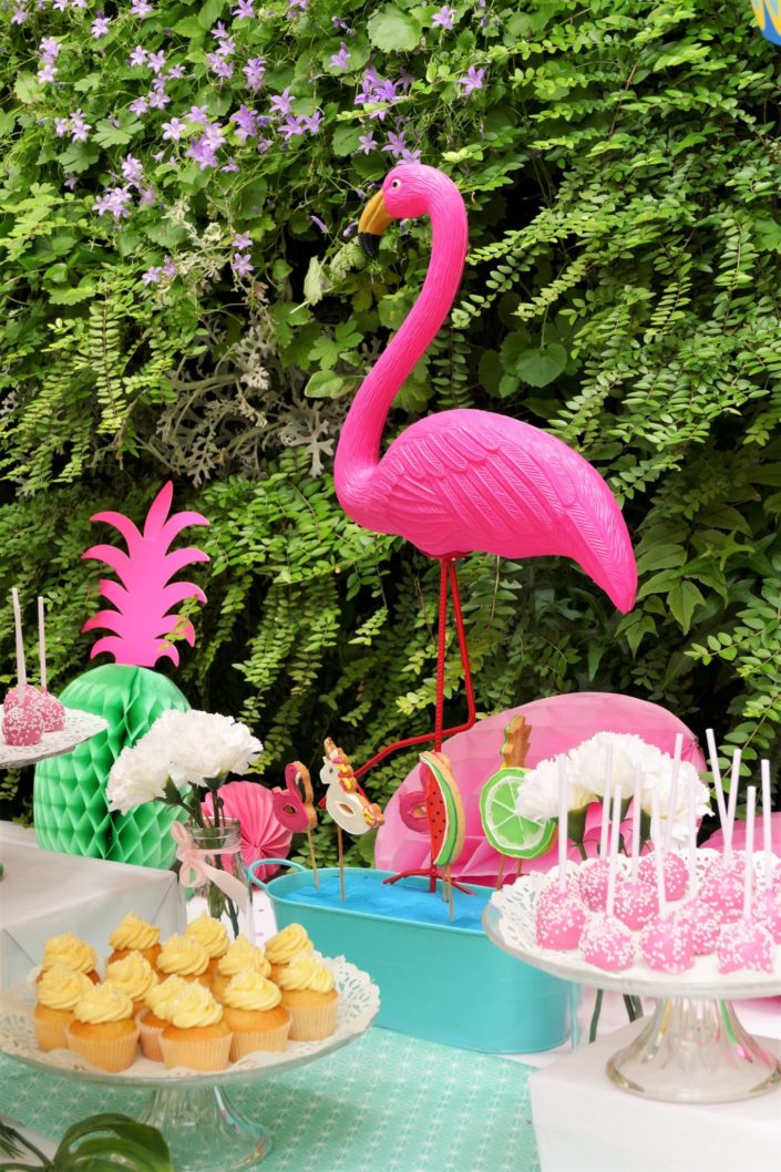 Summer party tropical/ tropicool par Studio Candy chez Estée Lauder - Flamant rose, sablés décorés palmier, toucan, soleil, bikini, bouée licorne, cake pops, cupcakes, ananas, décoration