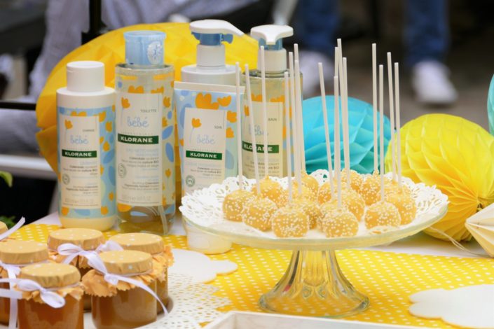 Sweet table / table goûter décorée par Studio Candy pour le lancement de la gamme bébé Klorane chez Au Féminin - sablés décorés, cake pops, petits pots de bébés, décoration jaune et bleue