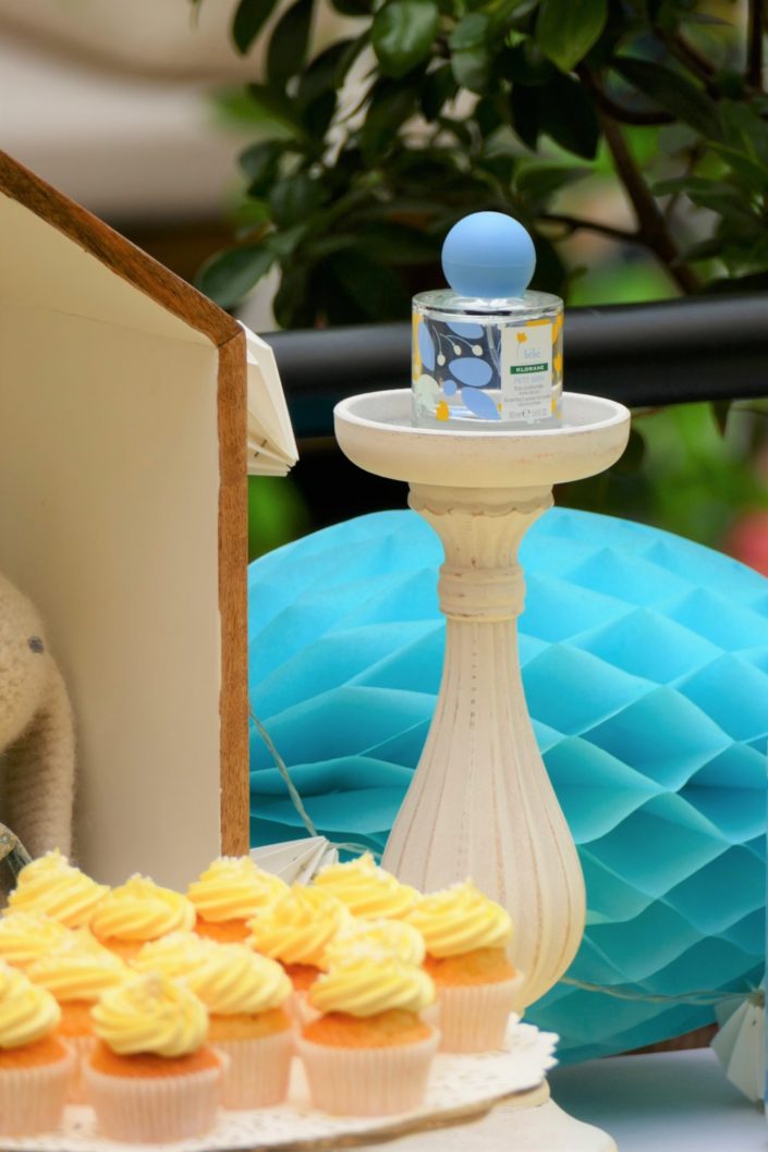 Sweet table / table goûter décorée par Studio Candy pour le lancement de la gamme bébé Klorane chez Au Féminin - sablés décorés, cake pops, petits pots de bébés, décoration jaune et bleue