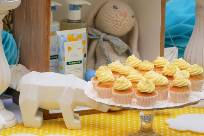 Sweet table / table goûter décorée par Studio Candy pour le lancement de la gamme bébé Klorane chez Au Féminin - sablés décorés, cake pops, petits pots de bébés, décoration jaune et bleue