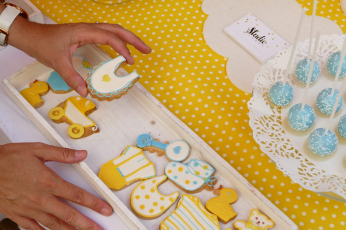 Sweet table / table goûter décorée par Studio Candy pour le lancement de la gamme bébé Klorane chez Au Féminin - sablés décorés, cake pops, petits pots de bébés, décoration jaune et bleue