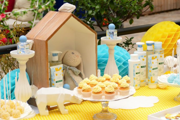 Sweet table / table goûter décorée par Studio Candy pour le lancement de la gamme bébé Klorane chez Au Féminin - sablés décorés, cake pops, petits pots de bébés, décoration jaune et bleue