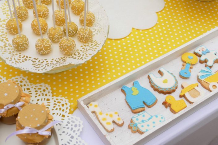 Sweet table / table goûter décorée par Studio Candy pour le lancement de la gamme bébé Klorane chez Au Féminin - sablés décorés, cake pops, petits pots de bébés, décoration jaune et bleue