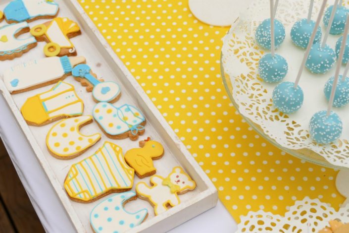 Sweet table / table goûter décorée par Studio Candy pour le lancement de la gamme bébé Klorane chez Au Féminin - sablés décorés, cake pops, petits pots de bébés, décoration jaune et bleue