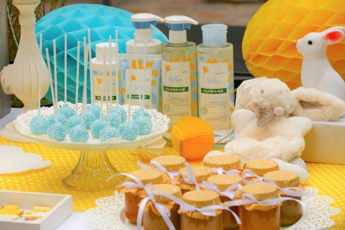 Sweet table / table goûter décorée par Studio Candy pour le lancement de la gamme bébé Klorane chez Au Féminin - sablés décorés, cake pops, petits pots de bébés, décoration jaune et bleue