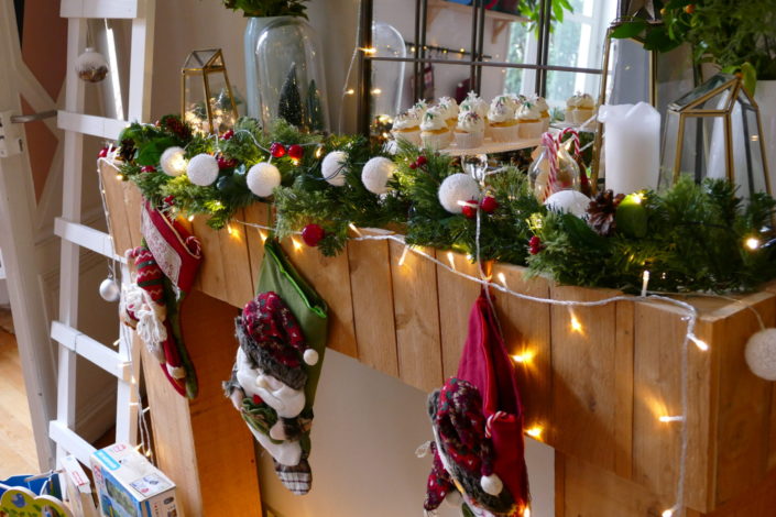 Atelier créatif DIY calendrier de l'avent par Studio Candy pour Lidl France chez Au Féminin. Décoration de Noël, suspensions, boules de Noël, sapin.