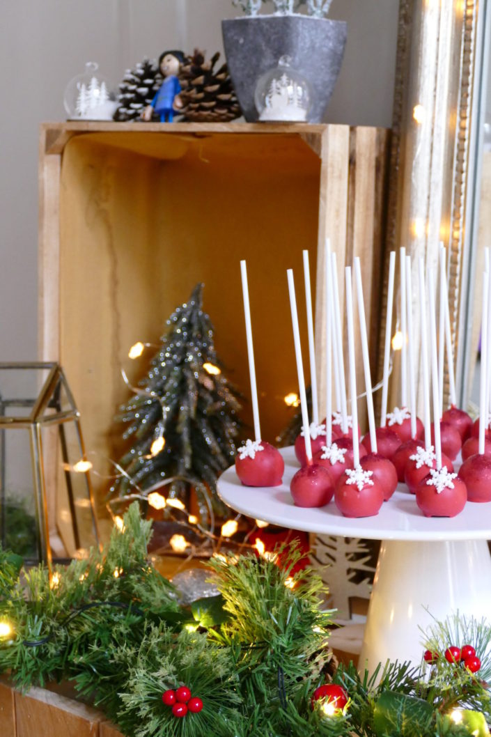 Atelier créatif DIY calendrier de l'avent par Studio Candy pour Lidl France chez Au Féminin. Décoration de Noël, suspensions, boules de Noël, sapin.