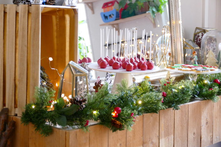 Atelier créatif DIY calendrier de l'avent par Studio Candy pour Lidl France chez Au Féminin. Décoration de Noël, suspensions, boules de Noël, sapin.