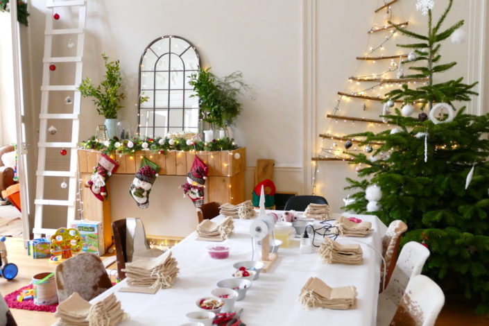 Atelier créatif DIY calendrier de l'avent par Studio Candy pour Lidl France chez Au Féminin. Décoration de Noël, suspensions, boules de Noël, sapin.