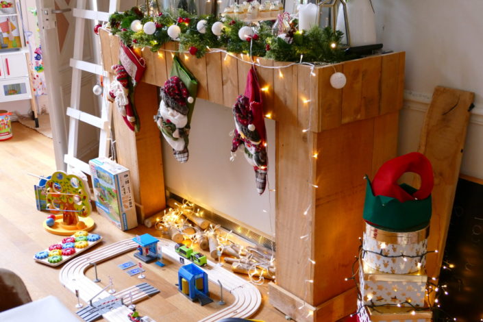 Atelier créatif DIY calendrier de l'avent par Studio Candy pour Lidl France chez Au Féminin. Décoration de Noël, suspensions, boules de Noël, sapin.