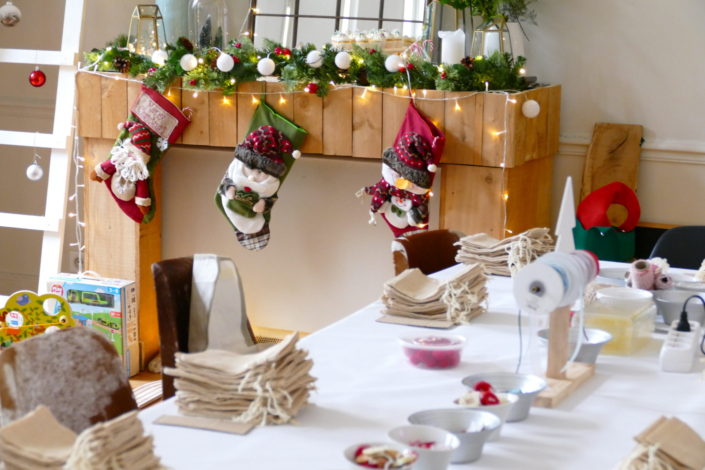 Atelier créatif DIY calendrier de l'avent par Studio Candy pour Lidl France chez Au Féminin. Décoration de Noël, suspensions, boules de Noël, sapin.