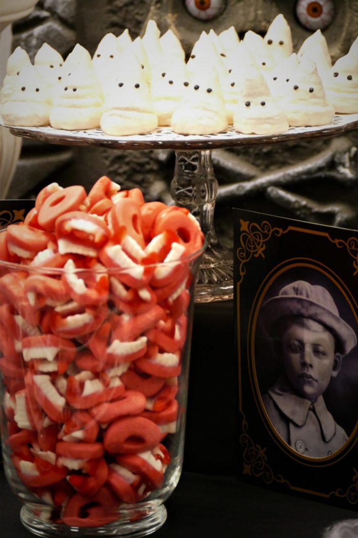 Décor et Candy Bar / Bar à bonbons Halloween par Studio Candy pour la société Palantir. Tête de mort, citrouille, cercueil, rats, maison hantée et araignées - Meringues fantômes, cake pops têtes de morts, sablés décorés personnalisés.