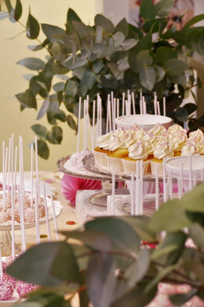 Sweet table / Bar à pâtisseries par Studio Candy chez Estée Lauder à l'occasion d'octobre rose. Sablés décorés roses, cakepops, cupcakes, décoration rose, blanche et eucalyptus, confettis.
