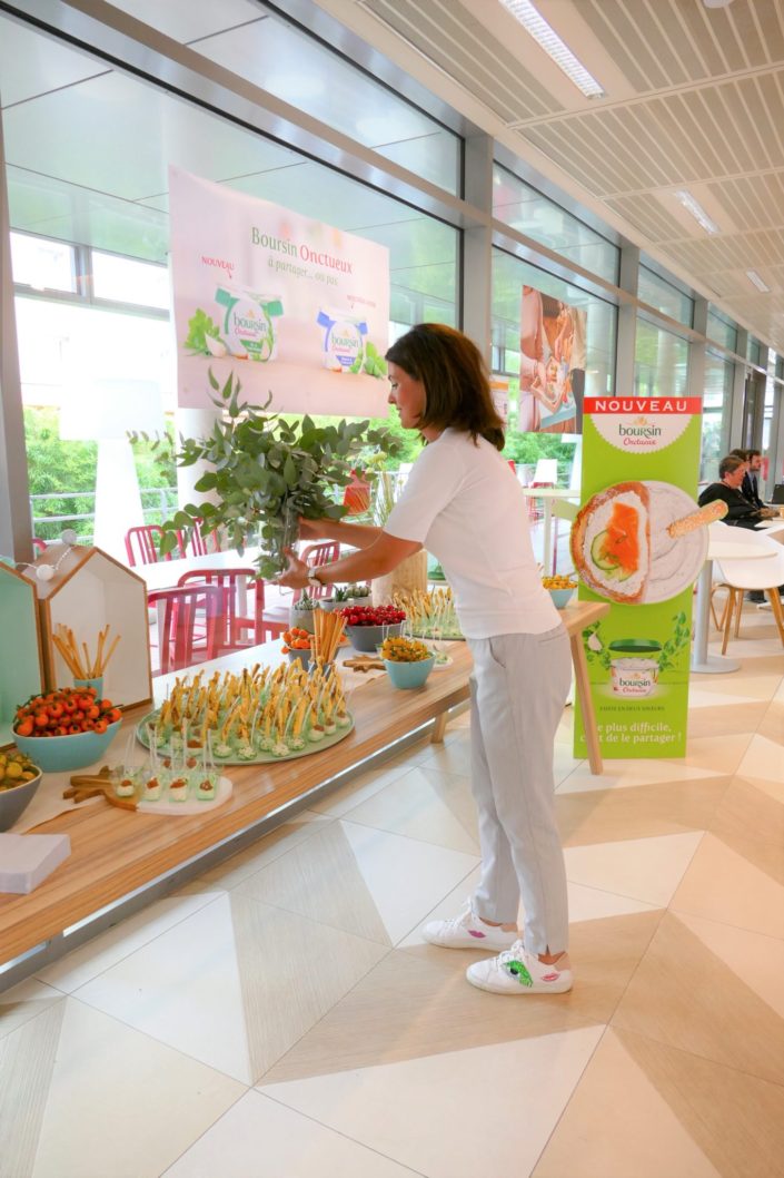 Scénographie, décoration pour Boursin au siège social de Bel. Décoration comme à la maison, conviviale et chaleureuse. Eucalyptus, maisonnettes scandinaves, cactus, plantes aromatiques, plateaux ananas, ... par Studio Candy