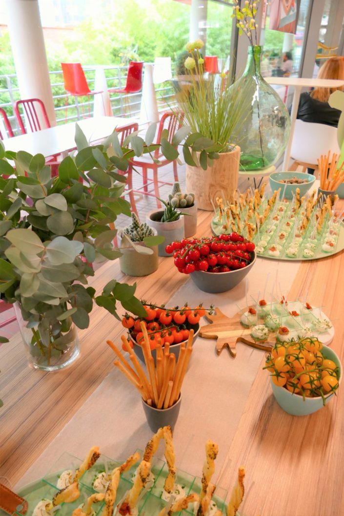 Scénographie, décoration pour Boursin au siège social de Bel. Décoration comme à la maison, conviviale et chaleureuse. Eucalyptus, maisonnettes scandinaves, cactus, plantes aromatiques, plateaux ananas, ... par Studio Candy