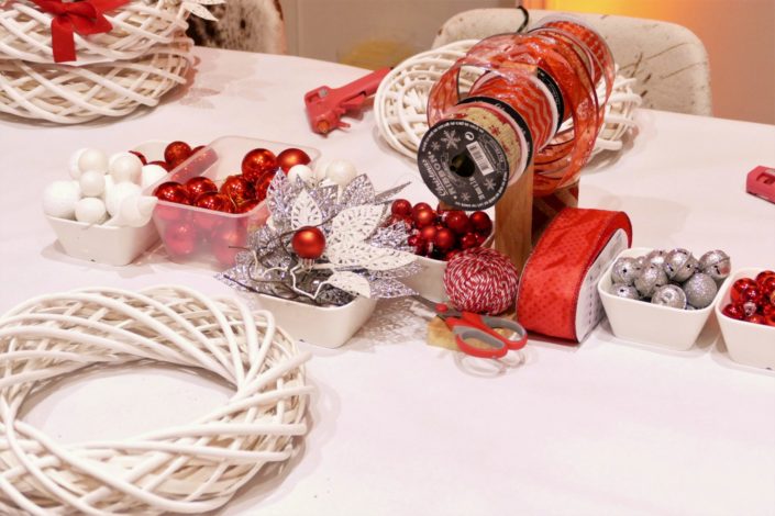 Atelier créatif DIY pour Coca Cola chez Au Féminin - fabrication d'une couronne de Noël