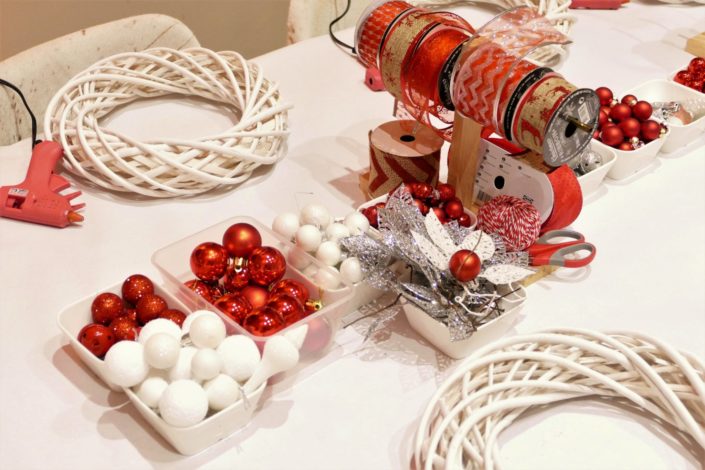 Atelier créatif DIY pour Coca Cola chez Au Féminin - fabrication d'une couronne de Noël