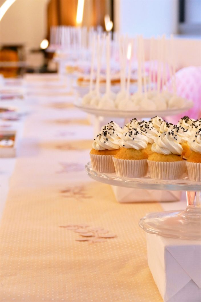 Bar à pâtisseries / Sweet table en rose et blanc pour L'Oréal Luxe seine 62 par Studio Candy - décoration, boules alvéolées, confettis, fleurs en papier, cupcakes roses, cake pops blancs, sablés décorés maquillage / makeup