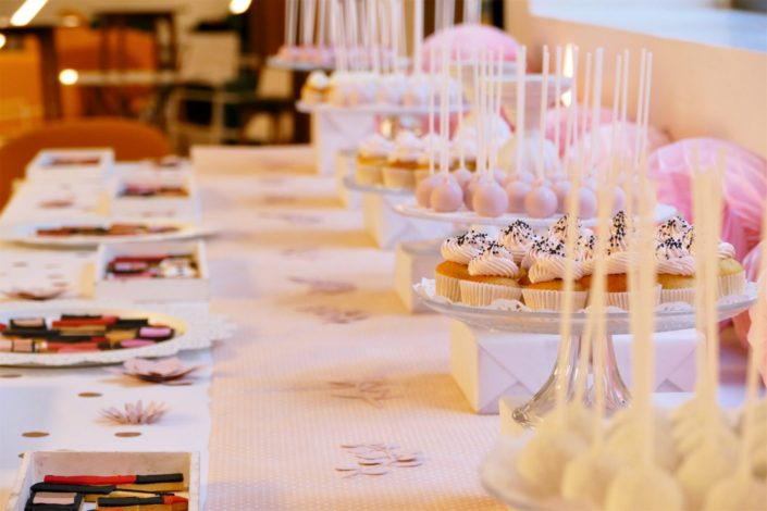 Bar à pâtisseries / Sweet table en rose et blanc pour L'Oréal Luxe seine 62 par Studio Candy - décoration, boules alvéolées, confettis, fleurs en papier, cupcakes roses, cake pops blancs, sablés décorés maquillage / makeup