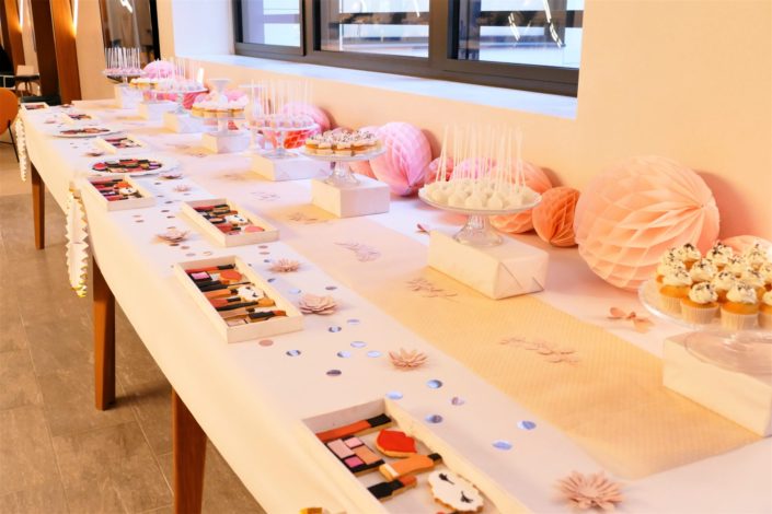 Bar à pâtisseries / Sweet table en rose et blanc pour L'Oréal Luxe seine 62 par Studio Candy - décoration, boules alvéolées, confettis, fleurs en papier, cupcakes roses, cake pops blancs, sablés décorés maquillage / makeup