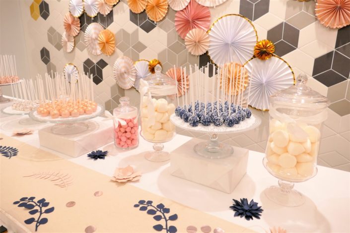 Candy Bar / bar à bonbons et pâtisseries par Studio Candy pour L'Oréal - décoration rosaces roses, dorées, cuivrées, cake pops rose gold, sablés décorés maquillage et soins.