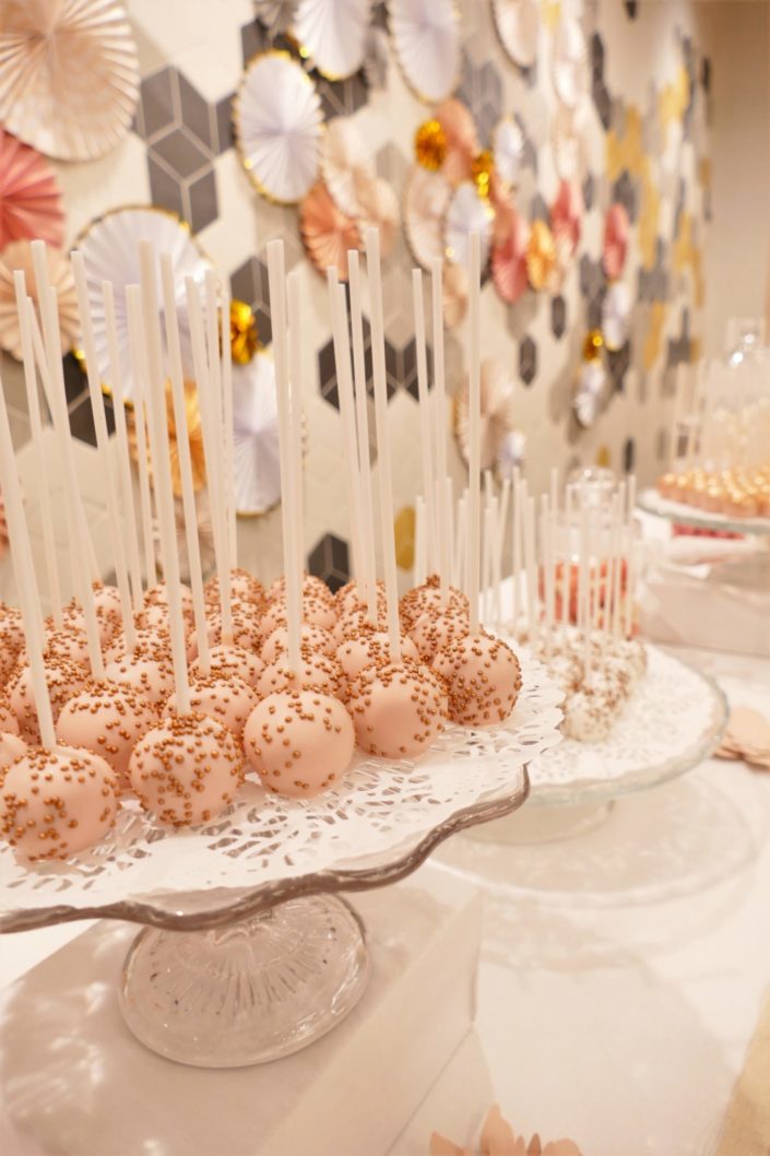 Candy Bar / bar à bonbons et pâtisseries par Studio Candy pour L'Oréal - décoration rosaces roses, dorées, cuivrées, cake pops rose gold, sablés décorés maquillage et soins.