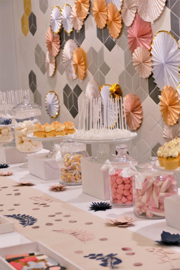 Candy Bar / bar à bonbons et pâtisseries par Studio Candy pour L'Oréal - décoration rosaces roses, dorées, cuivrées, cake pops rose gold, sablés décorés maquillage et soins.