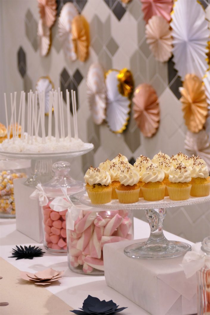 Candy Bar / bar à bonbons et pâtisseries par Studio Candy pour L'Oréal - décoration rosaces roses, dorées, cuivrées, cake pops rose gold, sablés décorés maquillage et soins.