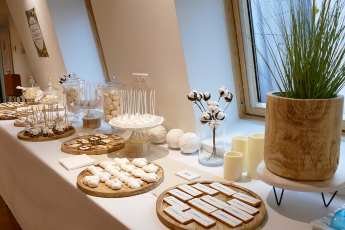 Candy Bar et pâtisseries thème cocooning pour Air Bnb - sablés masque de nuit, clé, meringue nuage, cake pops, chamallows trempés dans le chocolat - décoration douce, fleurs de coton, bougies, lin clair