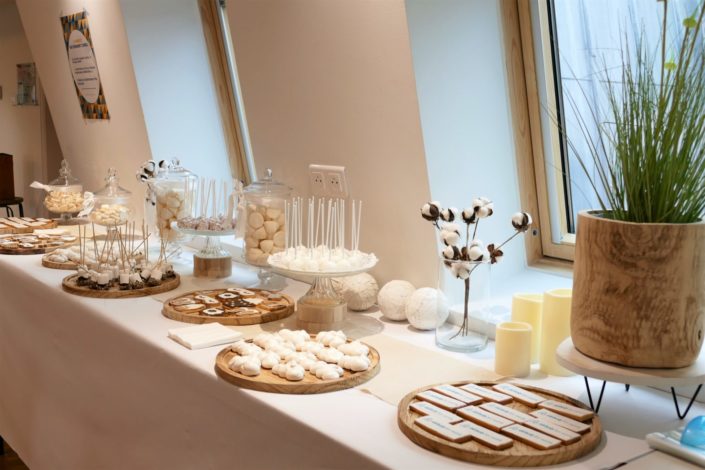 Candy Bar et pâtisseries thème cocooning pour Air Bnb - sablés masque de nuit, clé, meringue nuage, cake pops, chamallows trempés dans le chocolat - décoration douce, fleurs de coton, bougies, lin clair