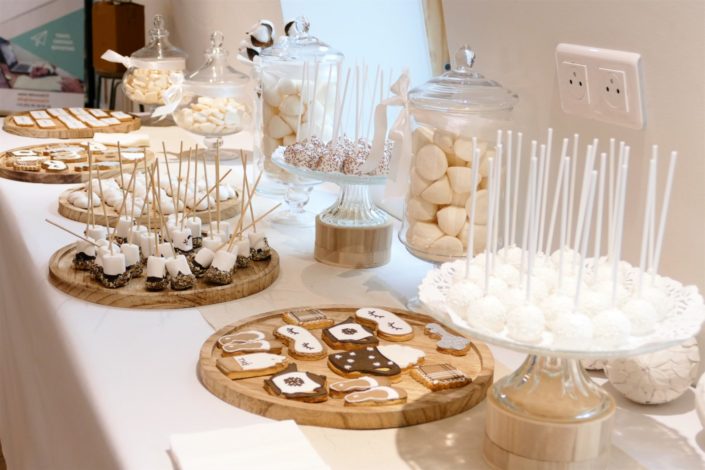 Candy Bar et pâtisseries thème cocooning pour Air Bnb - sablés masque de nuit, clé, meringue nuage, cake pops, chamallows trempés dans le chocolat - décoration douce, fleurs de coton, bougies, lin clair