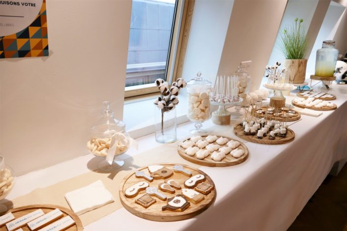 Candy Bar et pâtisseries thème cocooning pour Air Bnb - sablés masque de nuit, clé, meringue nuage, cake pops, chamallows trempés dans le chocolat - décoration douce, fleurs de coton, bougies, lin clair